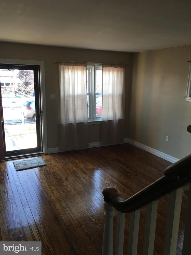 233 Locust St, New Holland, PA 17557 - photo 3