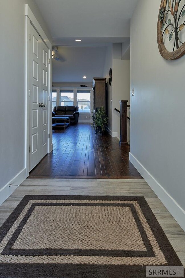 WOOD-LOOK ACCENT TILE & HICKORY FLOOR!
