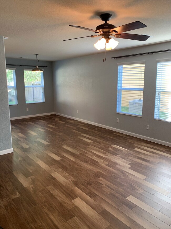 9913 Kingfisher Dr, Conroe, TX 77385 - photo 6