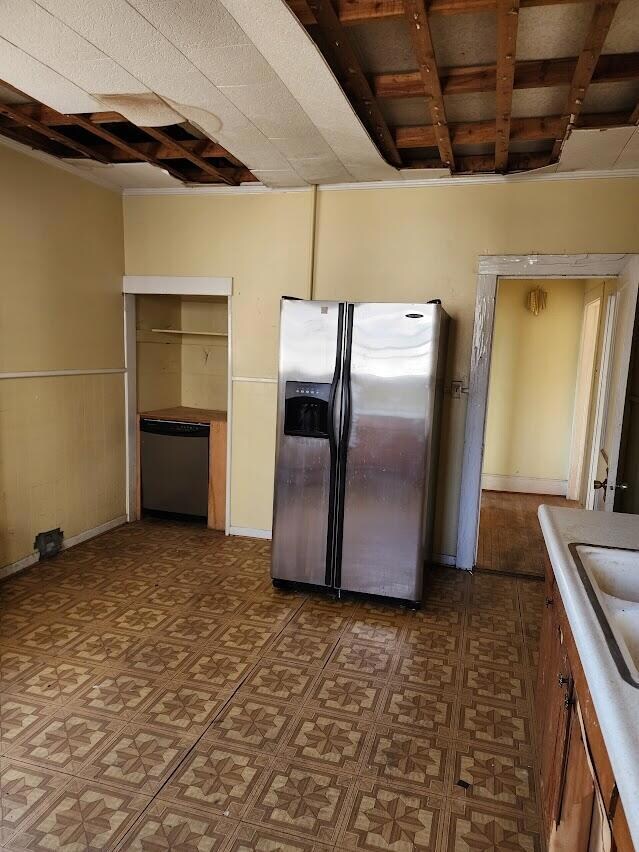 105 DOWNSTAIR KITCHEN