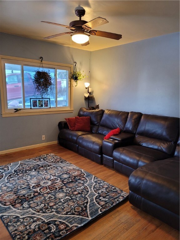 1020 Wallace St, Vandergrift, PA 15690 - photo 3