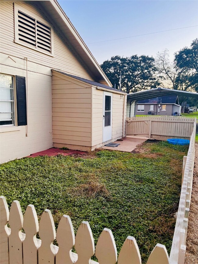 1572 Carvel Dr unit 5, Boling, TX 77420 - photo 6