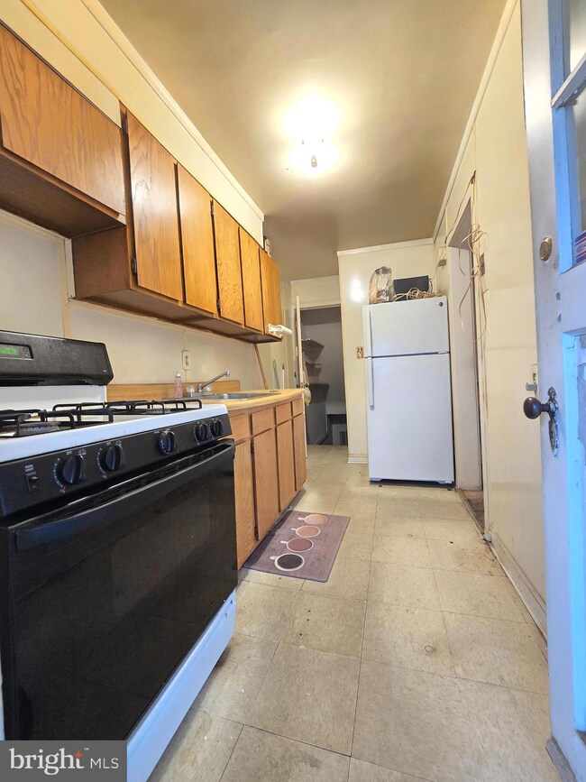 109 Upmanor Rd, Baltimore, MD 21229 - photo 6