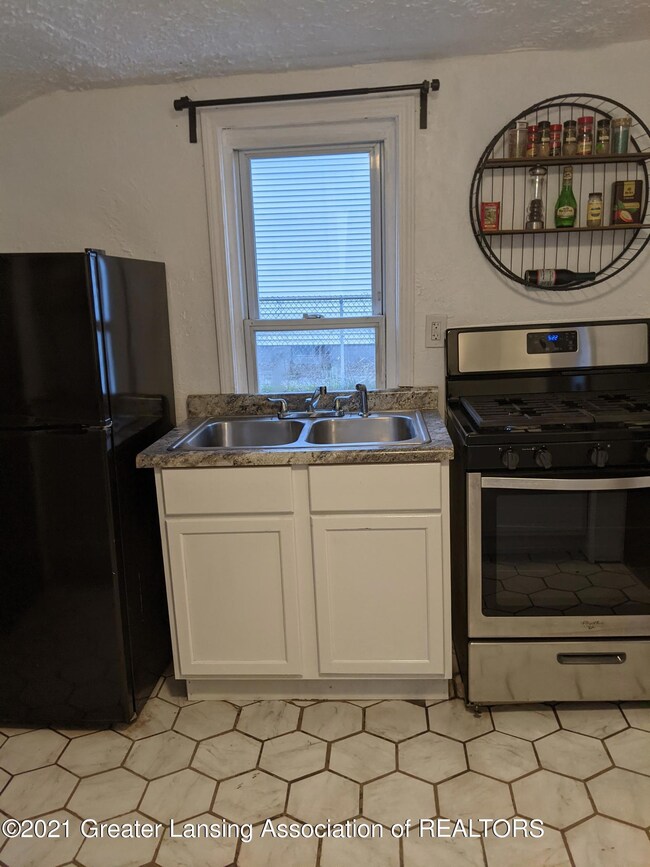 1216 N Martin Luther King Junior Blvd, Lansing, MI 48915 - photo 2