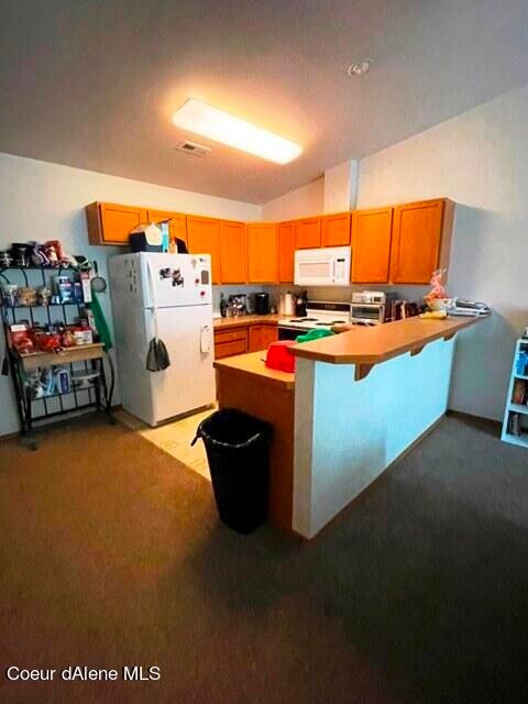 1586-Kitchen with Breakfast Bar
