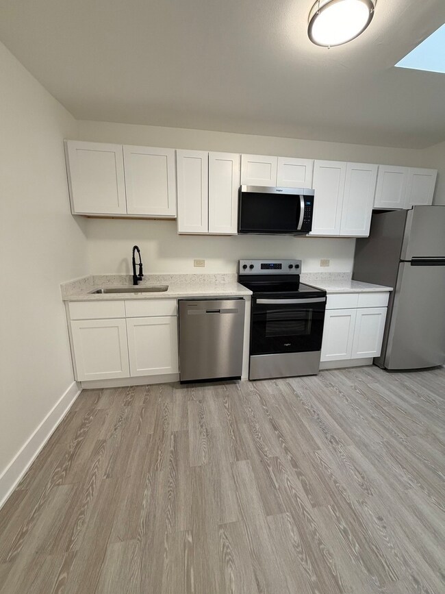 7200 N Claremont Ave unit 401, Chicago, IL 60645 - photo 4