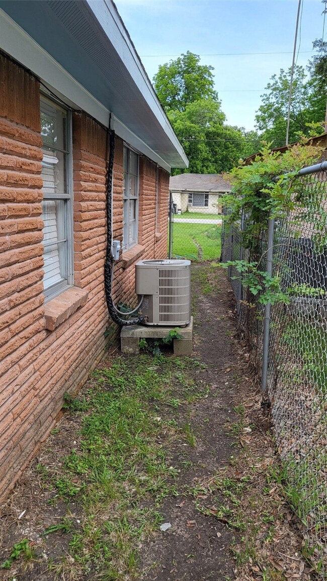 1216 W Snyder St, Alvin, TX 77511 - photo 5