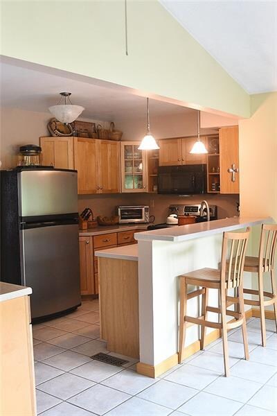 OAK KITCHEN WITH STAINLESS STEEL APPLIANCES