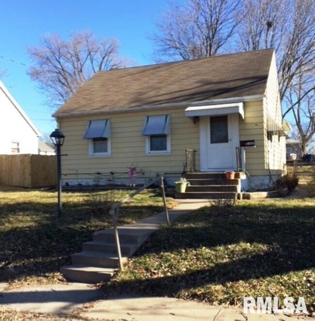 1123 S Ohio Ave, Davenport, IA 52802 - photo 2