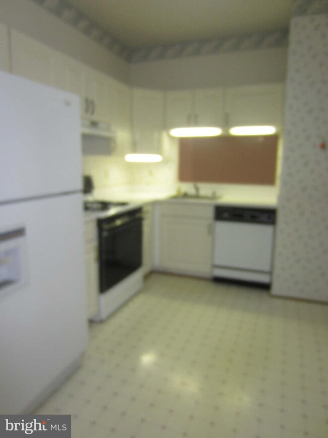 9214 Groffs Mill Dr unit 9214, Owings Mills, MD 21117 - photo 6