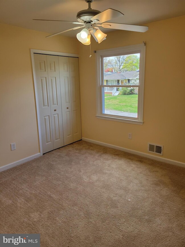 221 Inlet Dr, Pasadena, MD 21122 - photo 4