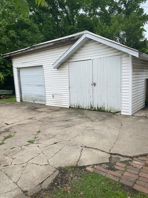 Detached garage