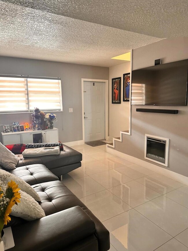 2211 W 53rd Place unit 2211, Hialeah, FL 33016 - photo 3