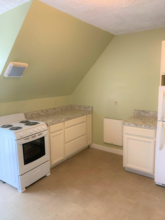 121 Rosedale Ave unit 2nd floor, Manchester, NH 03103 - photo 7