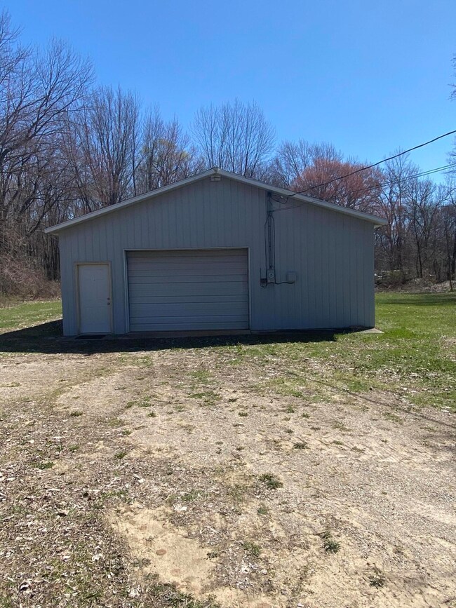 614 N Nursery St, Lawton, MI 49065 - photo 3