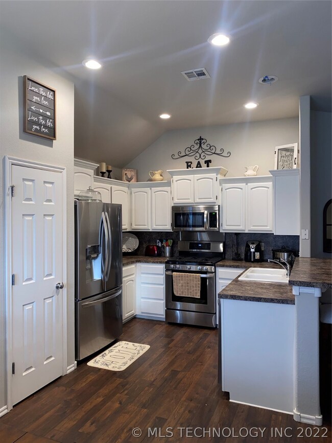 Beautiful kitchen with brand new SS appliances, ne