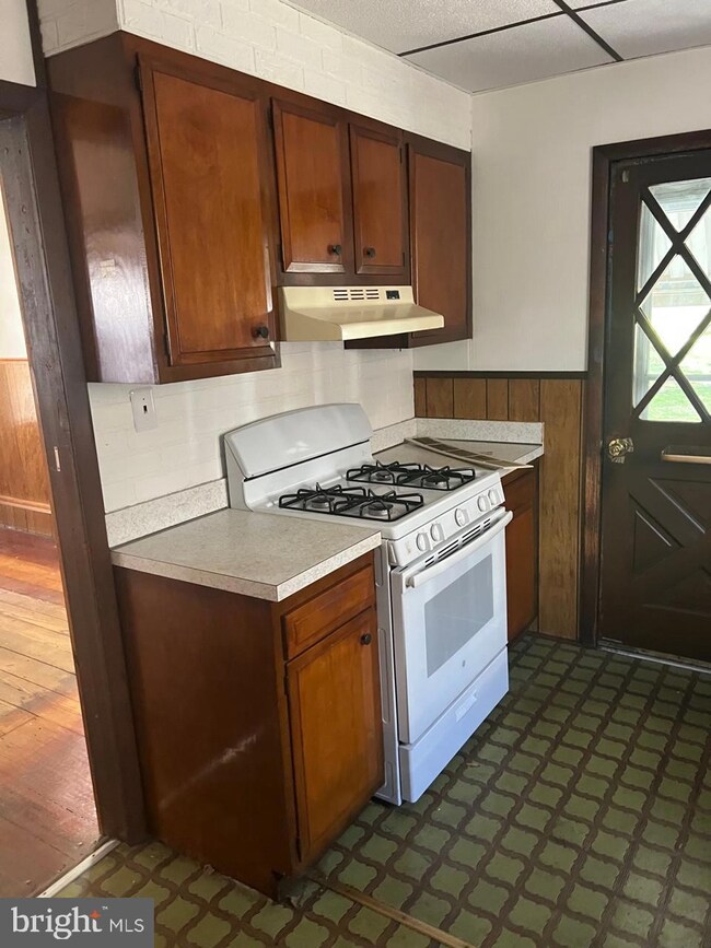 572 N Delaware St, Paulsboro, NJ 08066 - photo 7