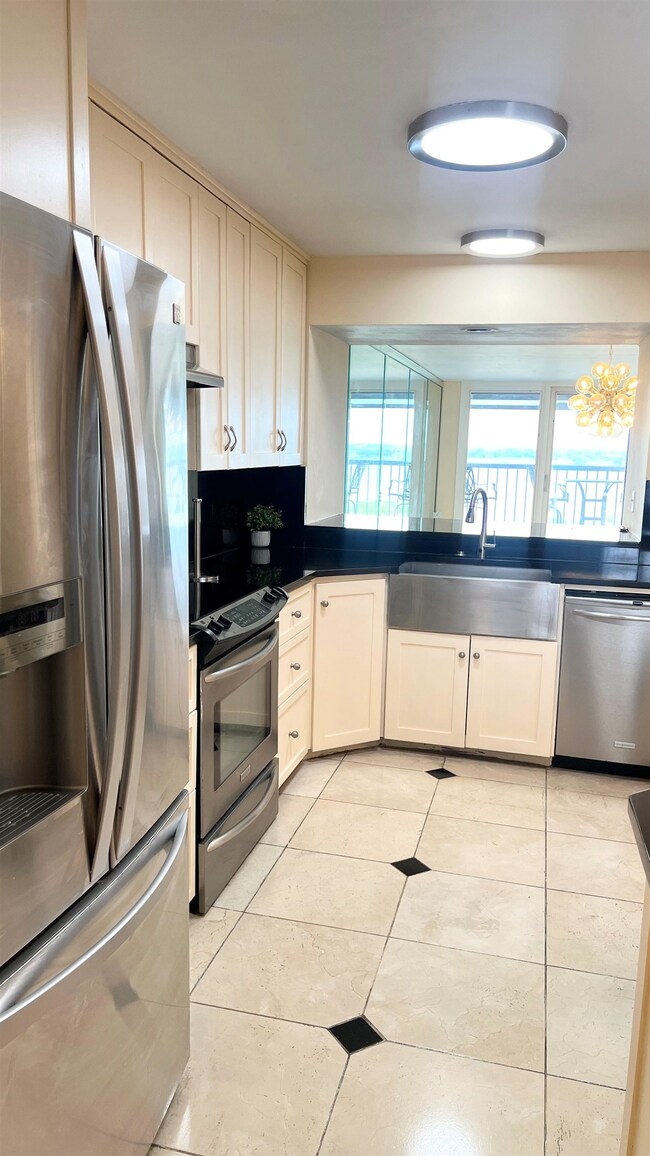 Waterford Plaza unit 506, Memphis, TN 38103 - photo 2