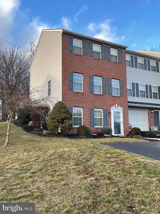 2254 N Point Dr, York, PA 17406 - photo 2