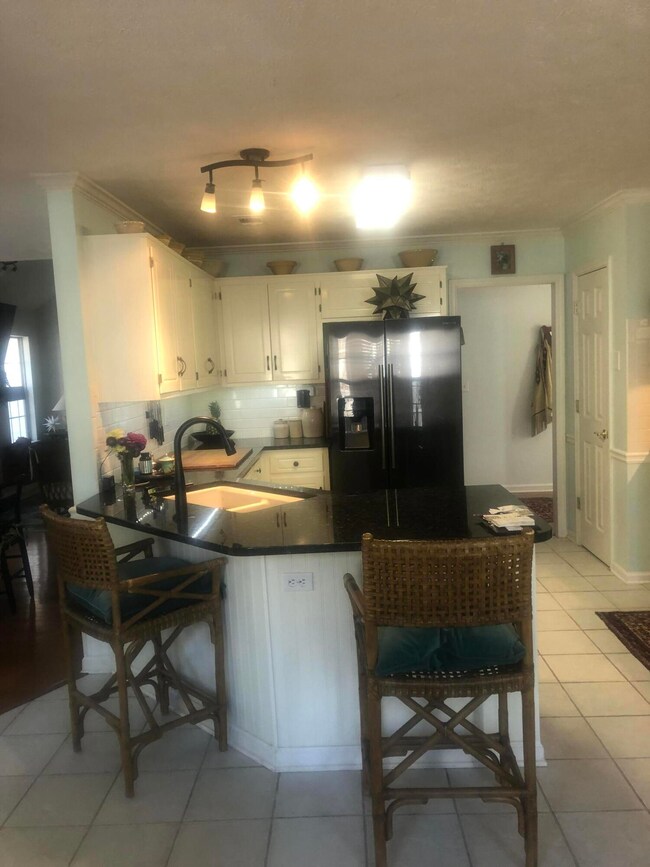 Ktichen with breakfast bar