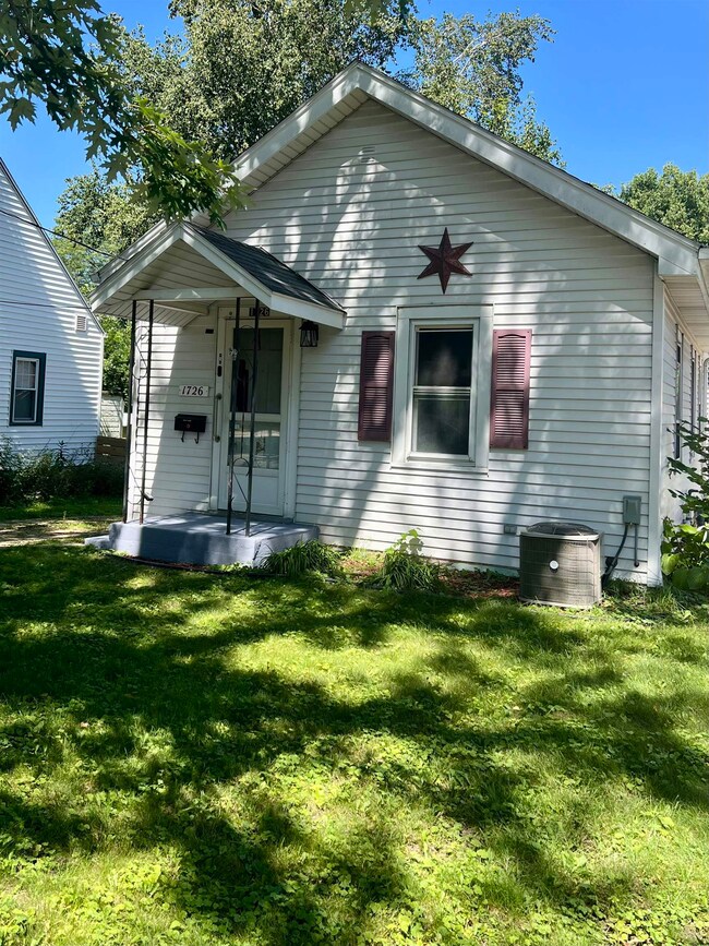 1726 Sheridan St, Madison, WI 53704 - photo 2