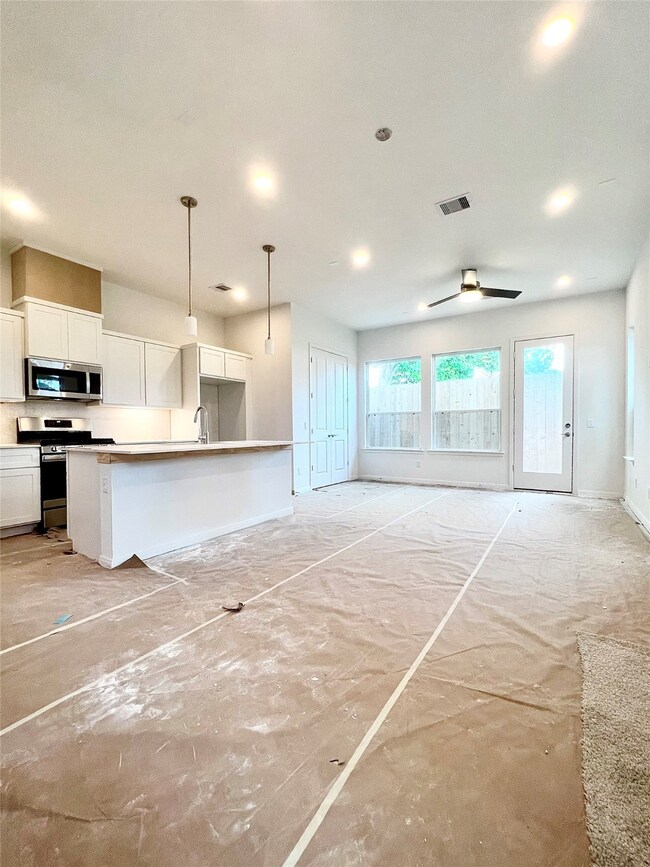 1524 Ojeman Rd unit D, Houston, TX 77055 - photo 3