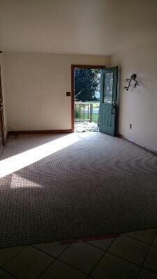 Livingroom with slidding glass doors leading to fe