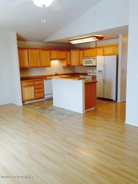 Light and Bright open kitchen w/island