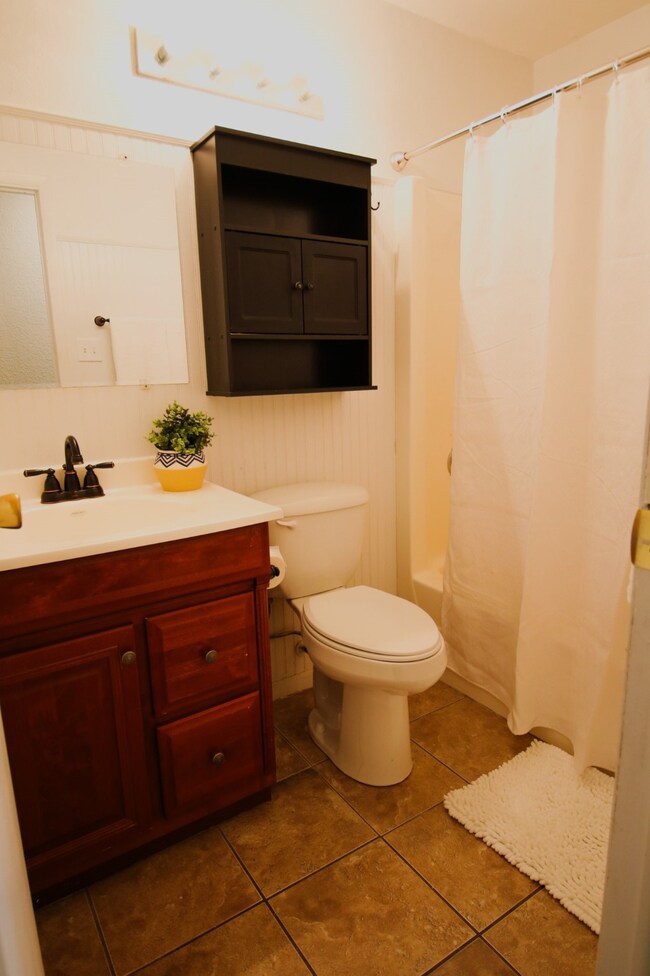 803 W Hutchinson St, Beeville, TX 78102 - photo 6