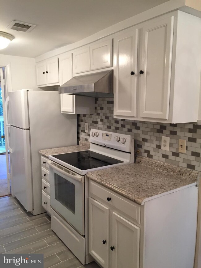 12879 Cara Dr, Woodbridge, VA 22192 - photo 2