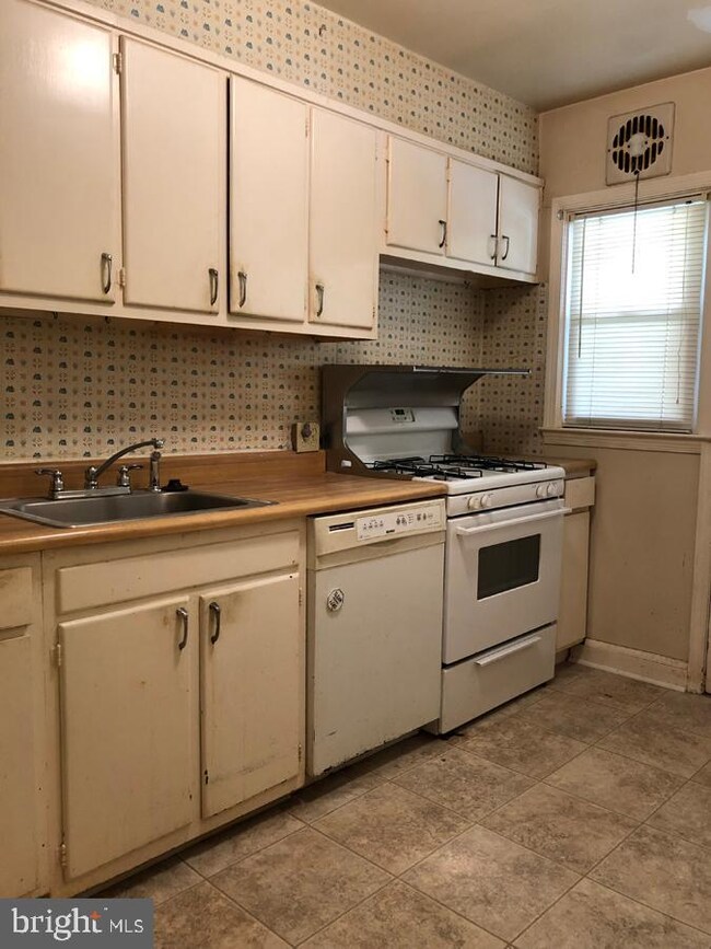 2123 Redthorn Rd, Middle River, MD 21220 - photo 5