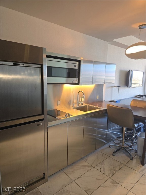 Kitchen with decorative backsplash, marble finish