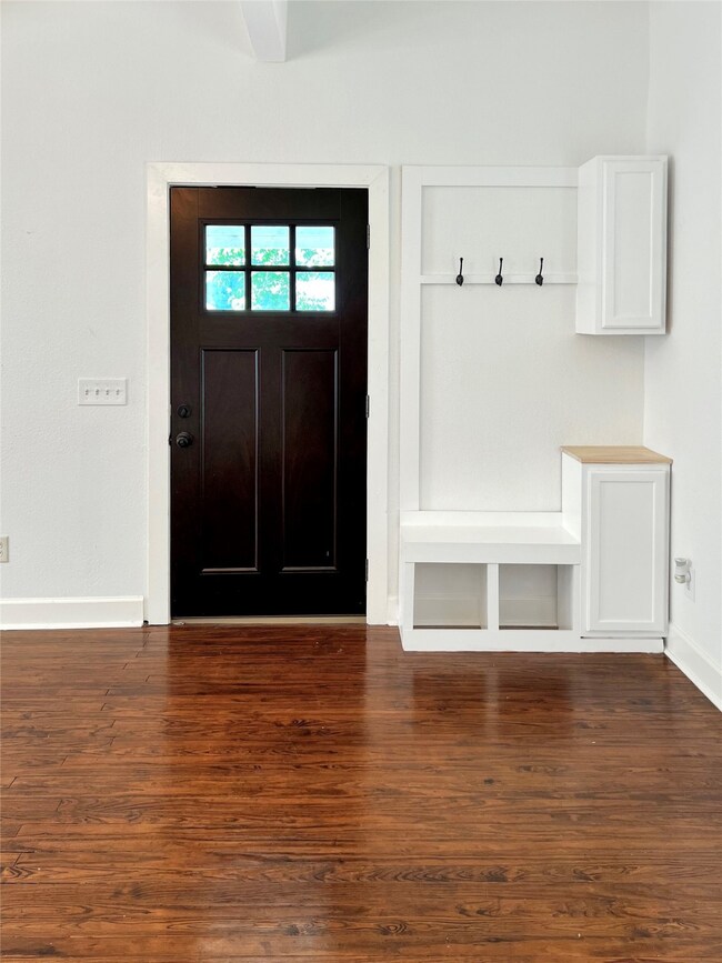 917 W Lang St, Alvin, TX 77511 - photo 4