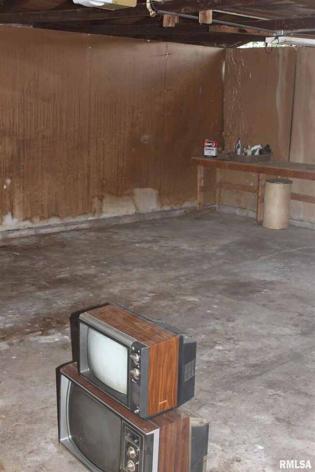 1825 W 36th St, Davenport, IA 52806 - photo 4