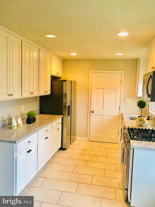 5830 Arnet St, Falls Church, VA 22041 - photo 7