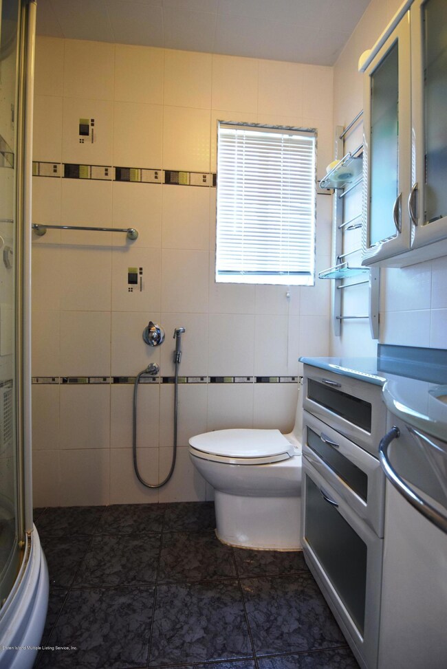 (6) Family Room Three Quarter Bath