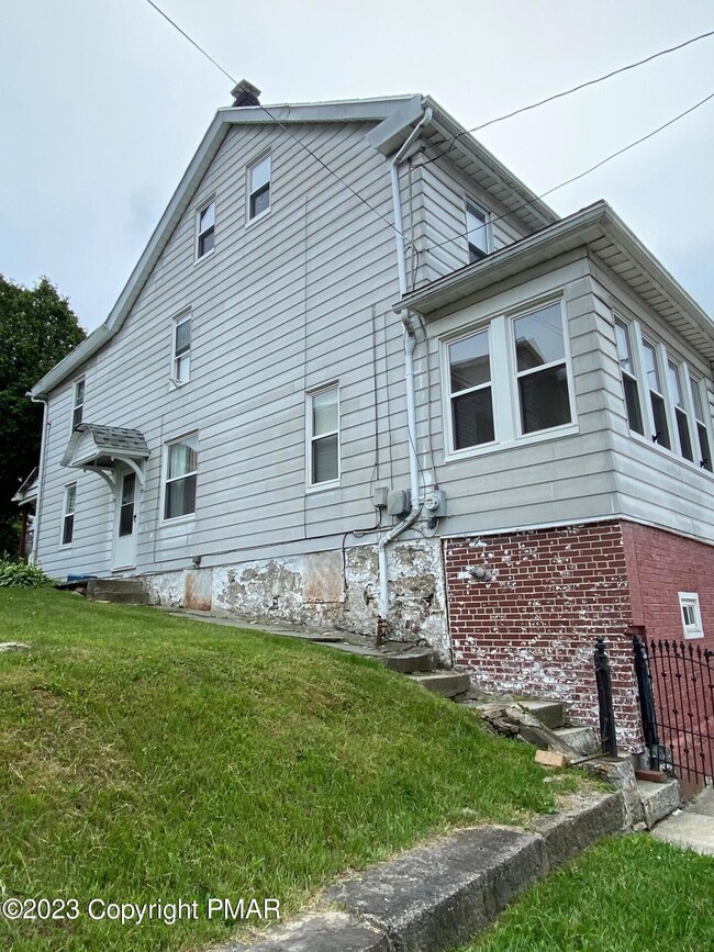 214 W Abbott St, Lansford, PA 18232 - photo 5