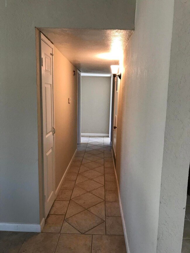 6001 W Hubbell St hallway