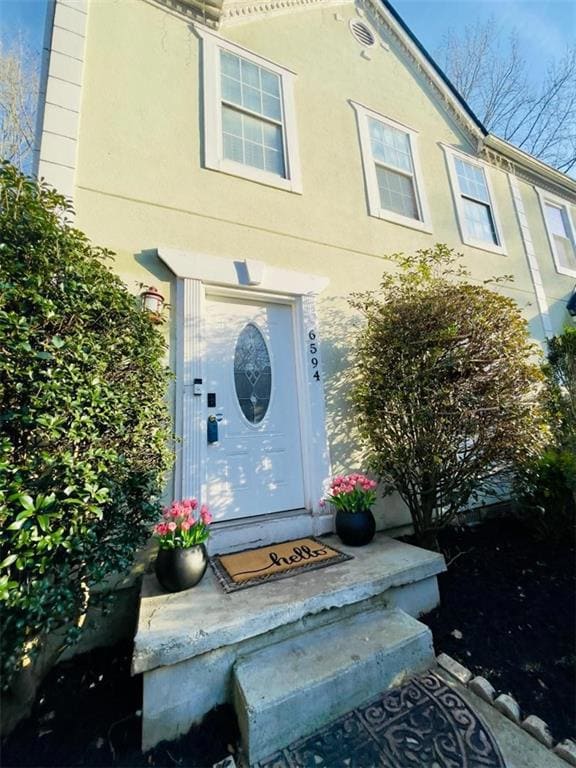 View of exterior entry with stucco siding