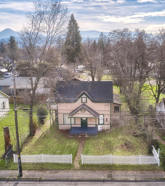 917 SW G St, Grants Pass, OR 97526 - photo 2