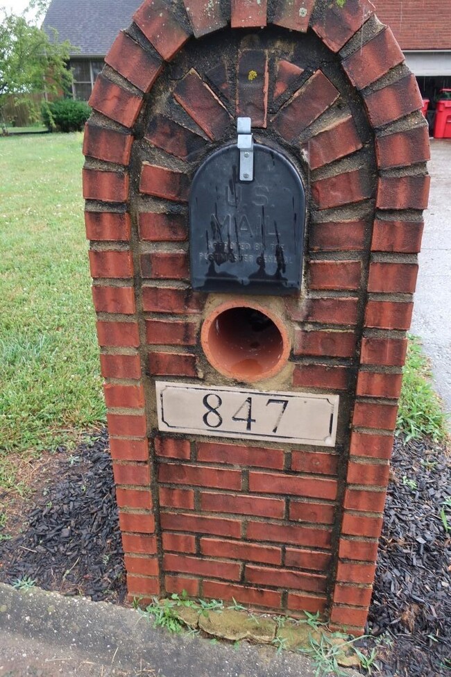 847 Isaac Shelby Cir E, Frankfort, KY 40601 - photo 2