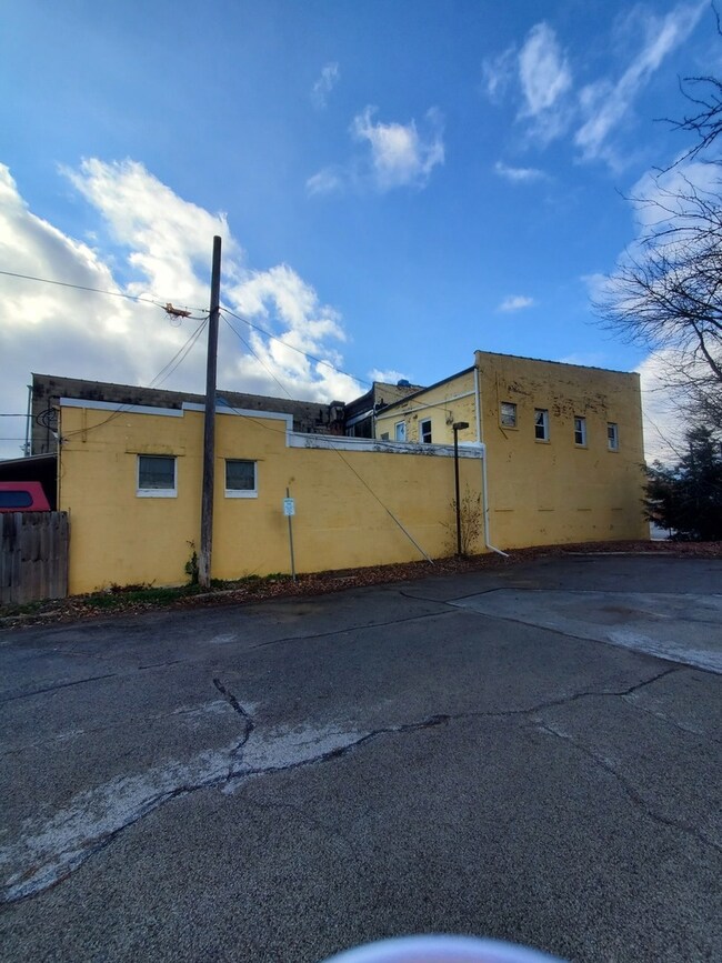 118 N Mclean St, Lincoln, IL 62656 - photo 2