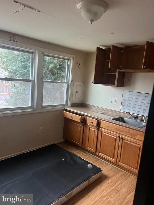 428 Burbank Ct, Halethorpe, MD 21227 - photo 6