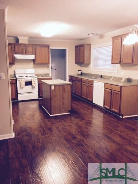 Large kitchen w/island and breakfast area