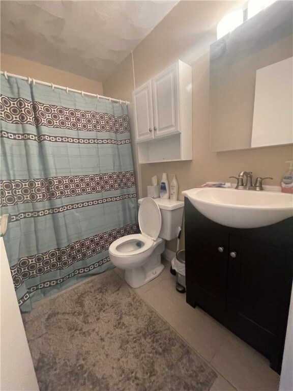 Bathroom (with bath tub)