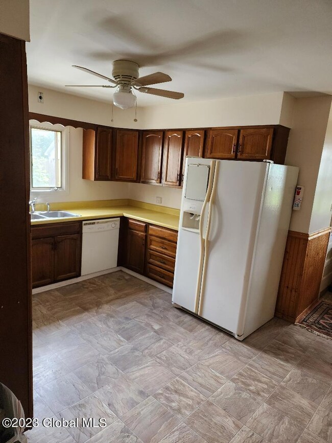 342 Taylor Ct, Troy, NY 12180 - photo 5