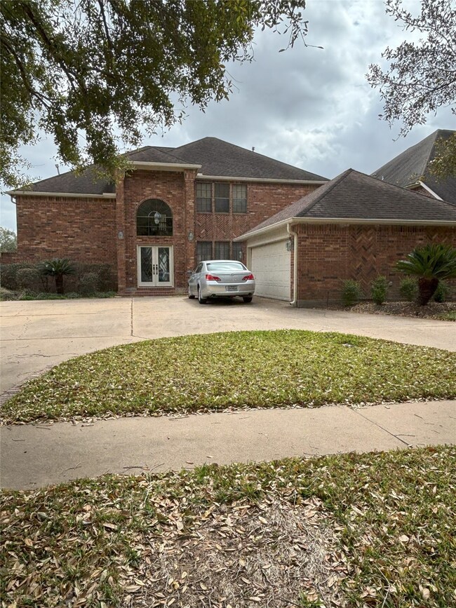 Front of home with circular driveway and extra par