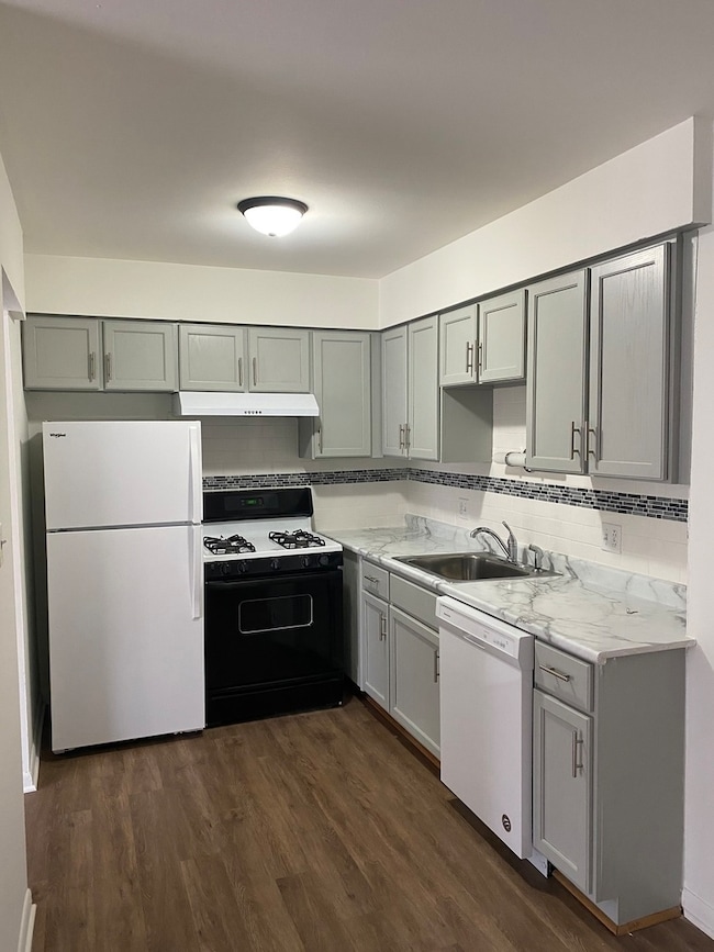 10S473 Echo Ln unit 10, Willowbrook, IL 60527 - photo 2