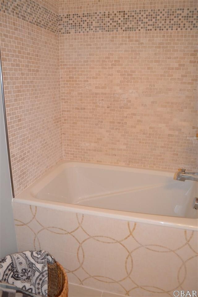 Extra deep soaking tub~