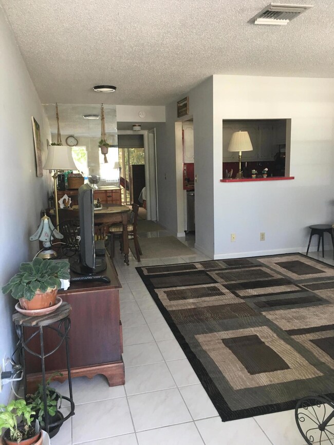 38 Windsor B, West Palm Beach, FL 33417 - photo 4